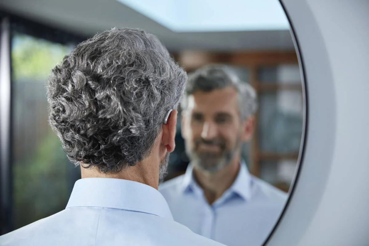 siemens-signia-3x-5x-7x-isitme-cihazi-arkadan-gorunum-emyisitme.com.tr siemens signia 3x-5x-7x işitme cihazı kulakta arkadan görünüm emyisitme